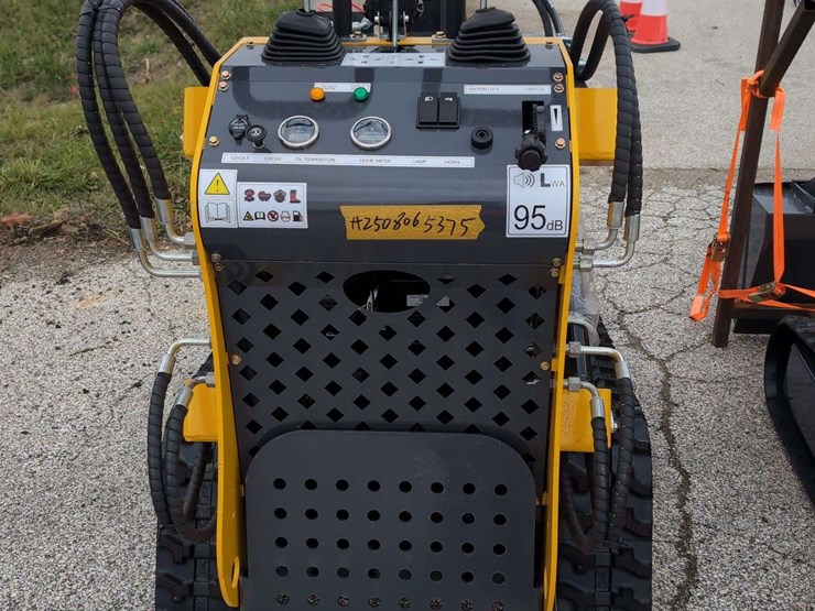 sdll60-crawler-w/-bucket-image-6