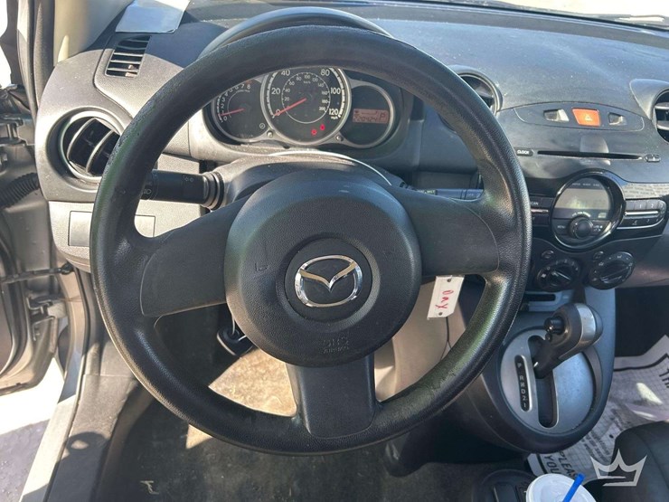 2014-mazda-2-hatchback-image-11