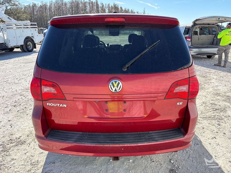2010-volkswagen-routan-image-32