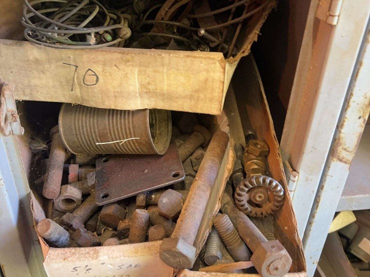 contents-of-shelving-image-32