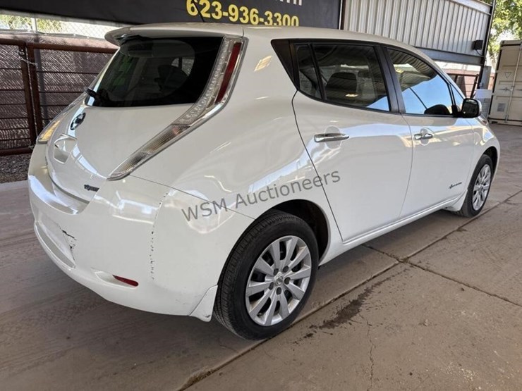 2015-nissan-leaf-s-hatchback-image-7