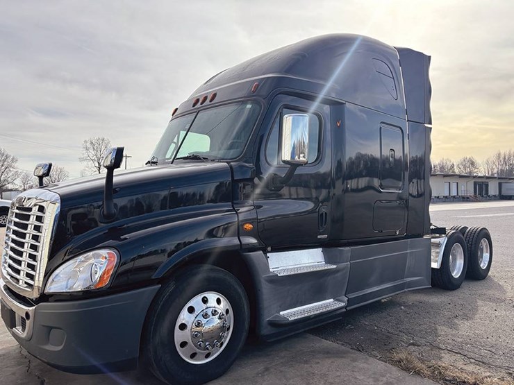 2016-freightliner-cascadia-125-evolution-image-2