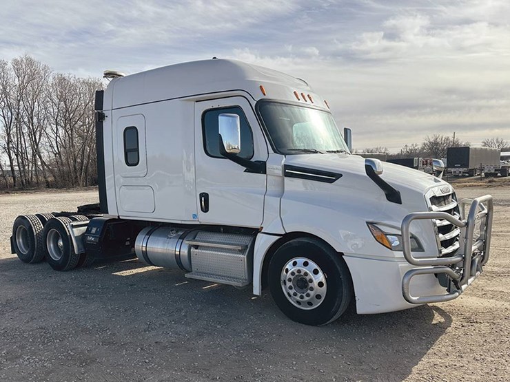 freightliner-cascadia-126-image-2
