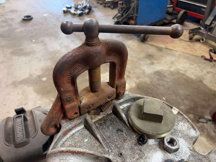 pipe-vise-and-shop-vac-image-7