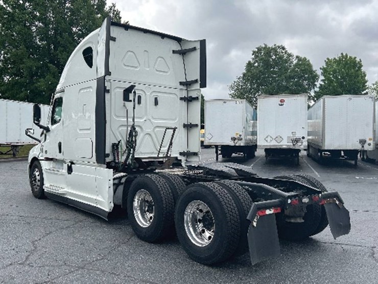 freightliner-cascadia-126-image-2