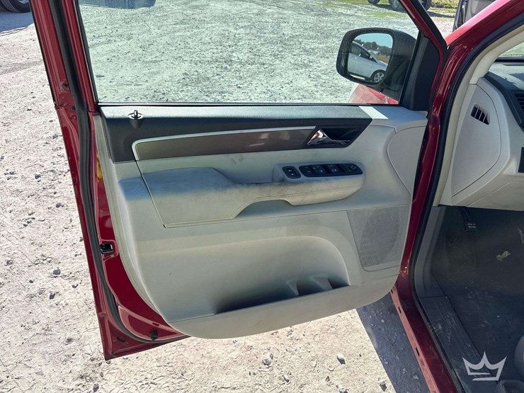 2010-volkswagen-routan-image-11