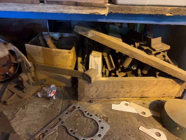 contents-of-shelves-image-25