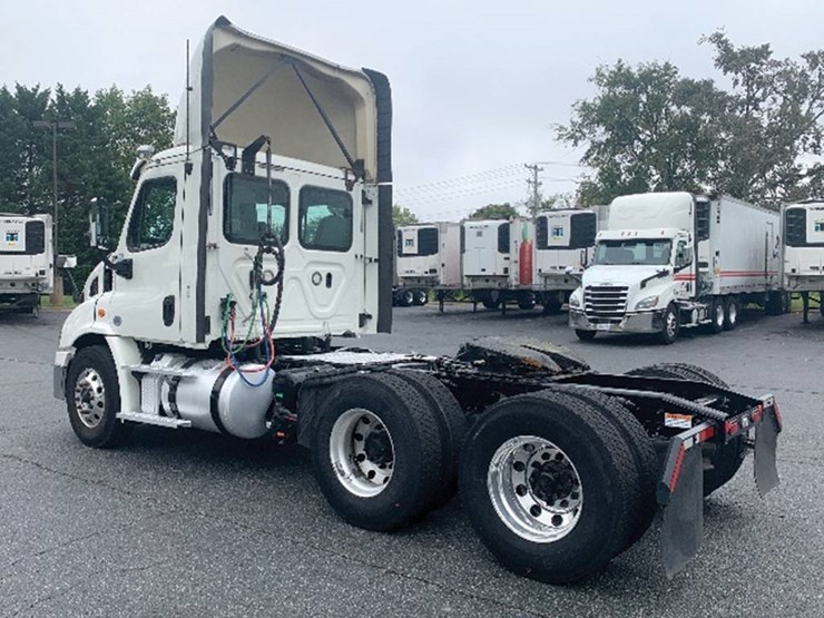 2018-freightliner-cascadia-113-image-2