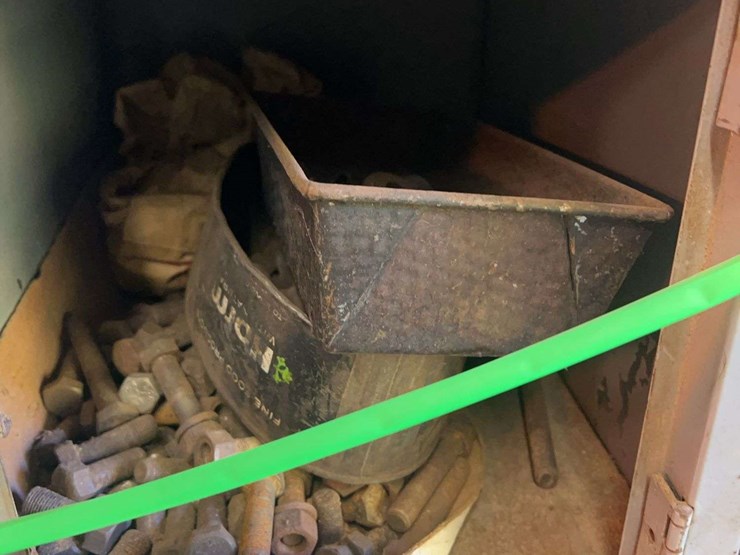 contents-of-shelving-image-31