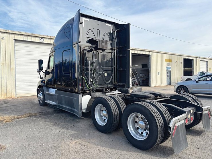 2016-freightliner-cascadia-125-evolution-image-3