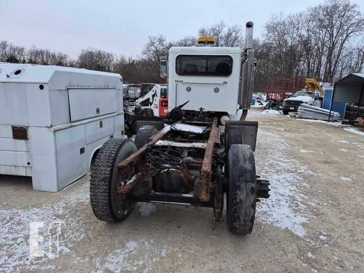 2008-peterbilt-365-image-8