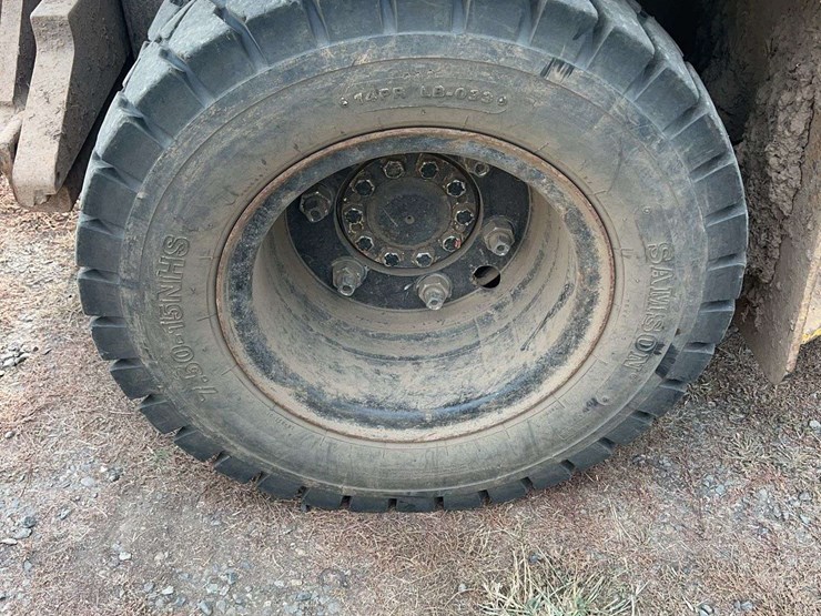 hyster-model-80-all-terrain-forklift-image-10