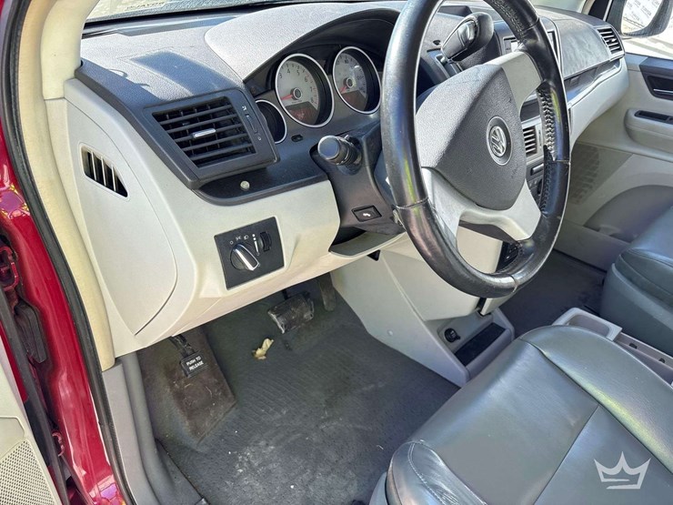 2010-volkswagen-routan-image-14