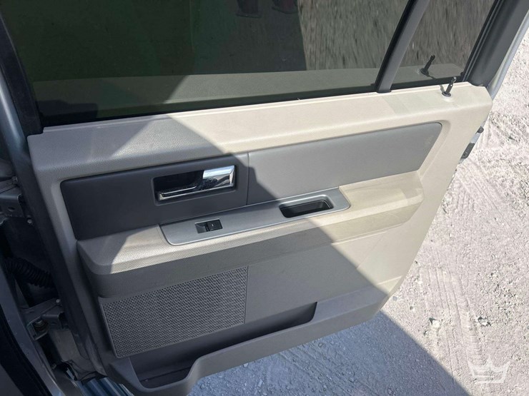 2011-ford-expedition-image-23