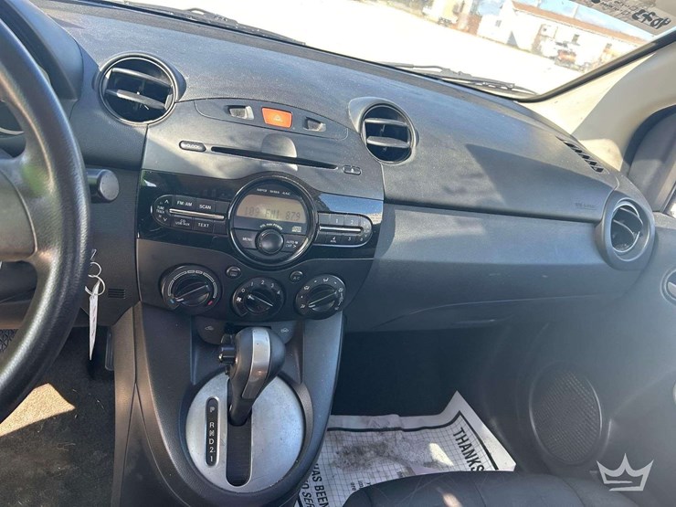 2014-mazda-2-hatchback-image-15