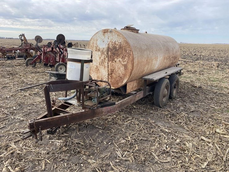 transfer-tank-on-gear-1000-gallon-image-2