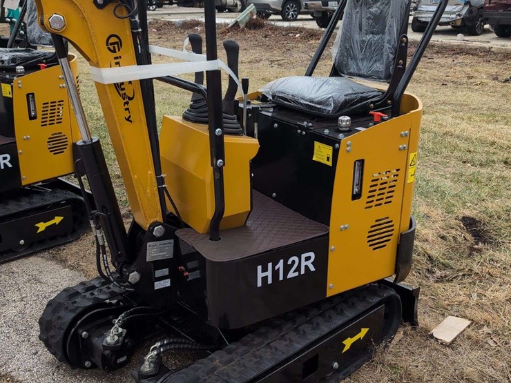 cfg-industrial-mini-excavator---h12r---yellow-image-3