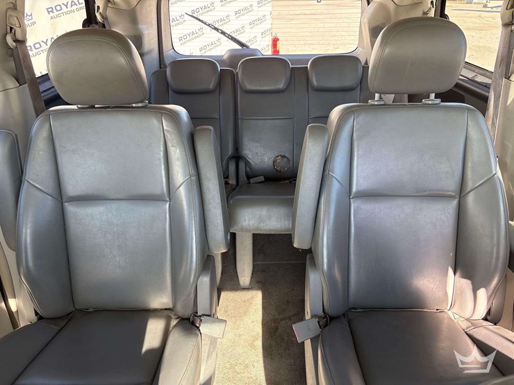 2010-volkswagen-routan-image-21