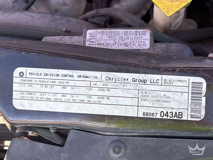 2010-volkswagen-routan-image-10