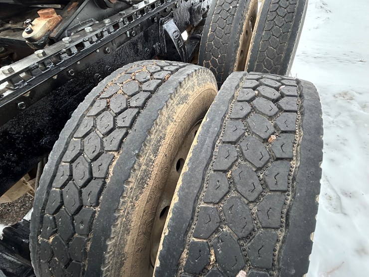 1994-peterbilt-379-image-11