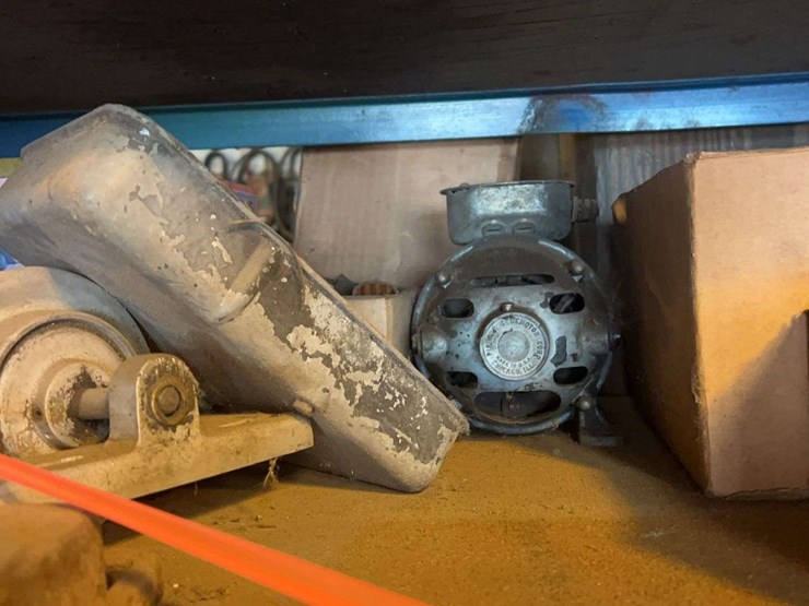 contents-of-shelves-image-24