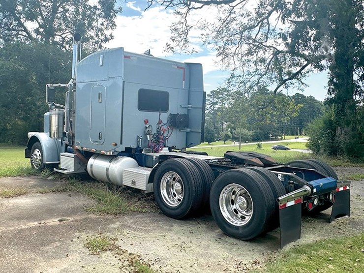 2008-peterbilt-388-image-2