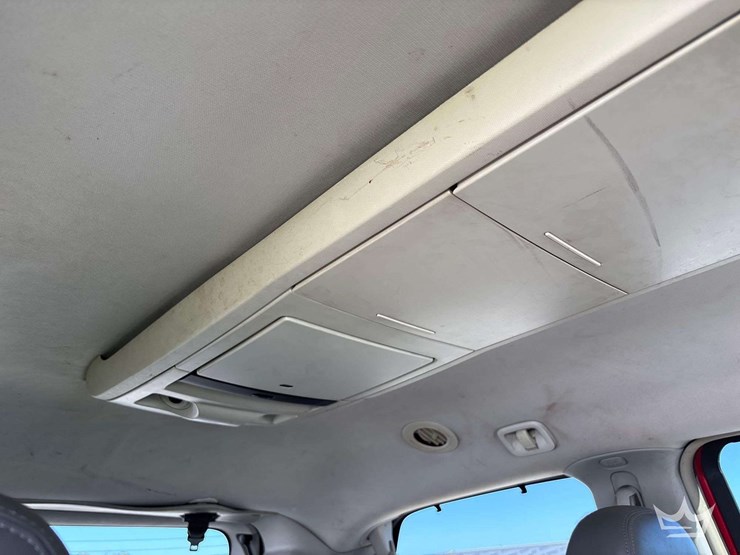 2010-volkswagen-routan-image-25