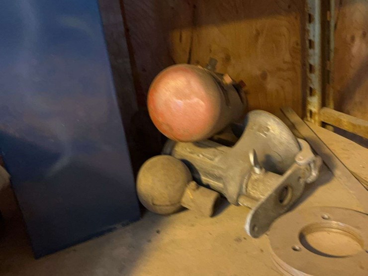 contents-of-shelves-image-23