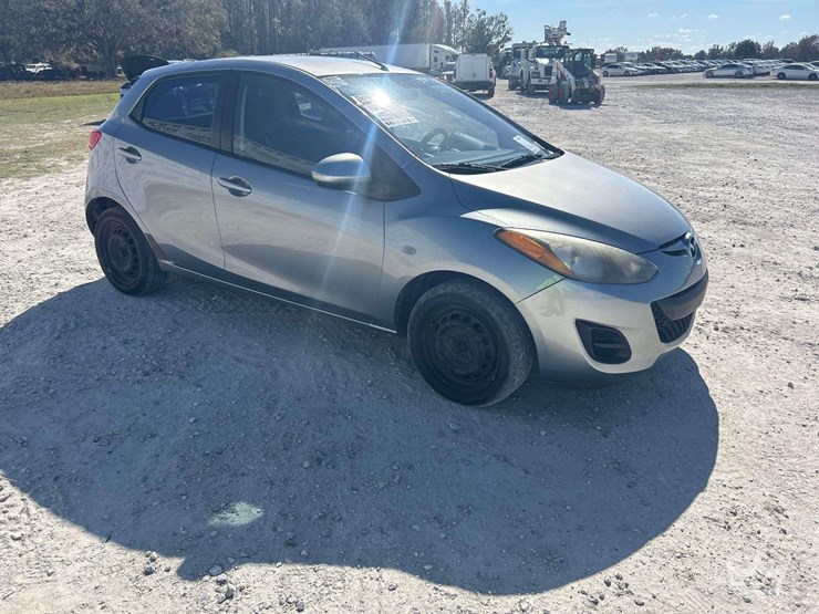 2014-mazda-2-hatchback-image-2