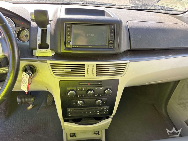 2010-volkswagen-routan-image-17