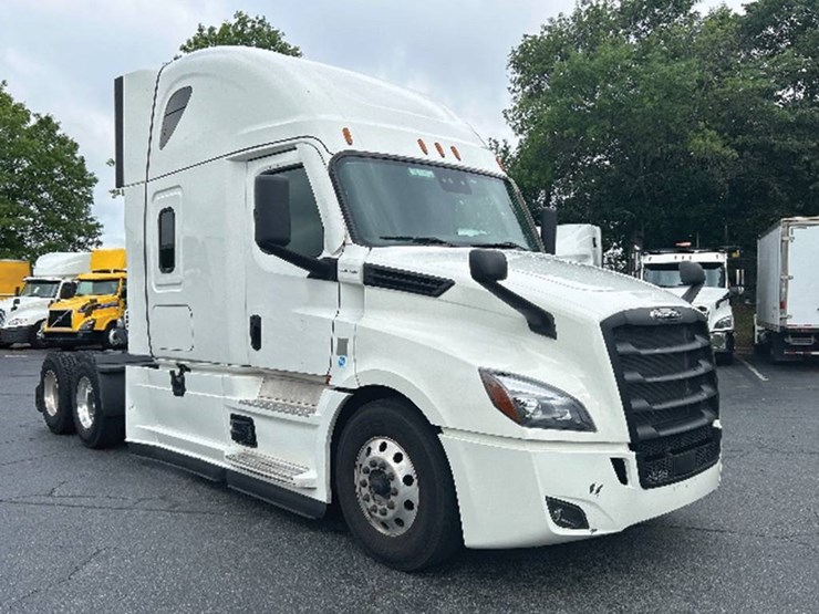 freightliner-cascadia-126-image-1