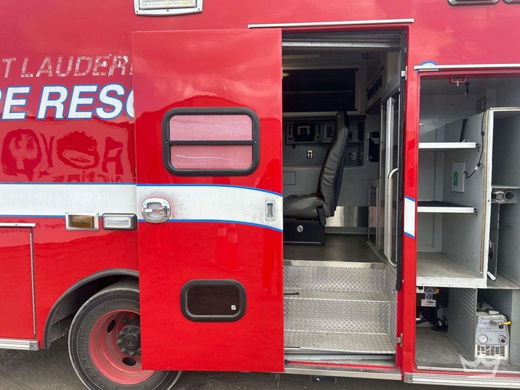 2016-freightliner-m2-106-image-37