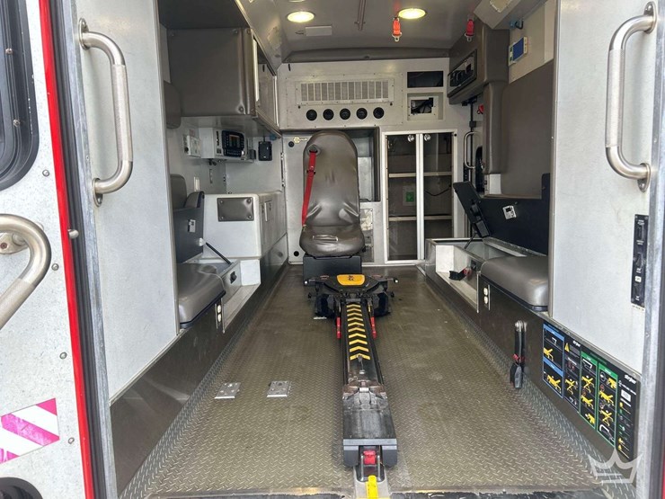 2016-freightliner-m2-106-image-46