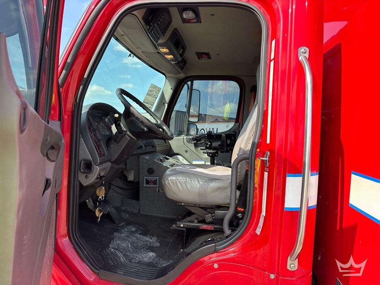 2016-freightliner-m2-106-image-15