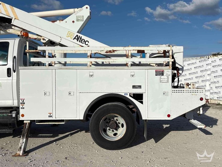 2088-chevrolet-c7500-altec-ta40-41ft.-bucket-truck-image-27