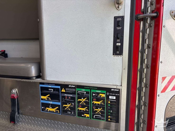 2016-freightliner-m2-106-image-28