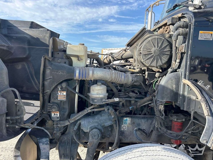 2018-peterbilt-348-image-10