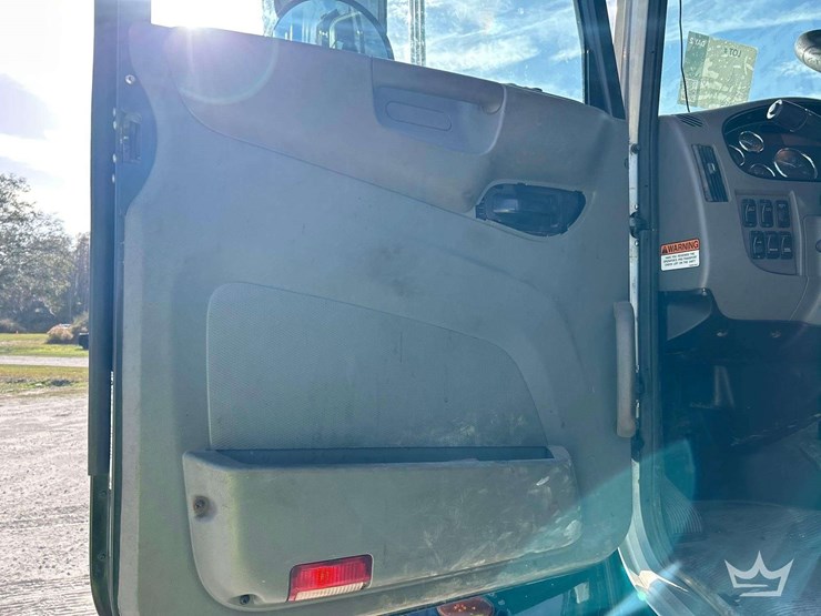 2018-peterbilt-348-image-14