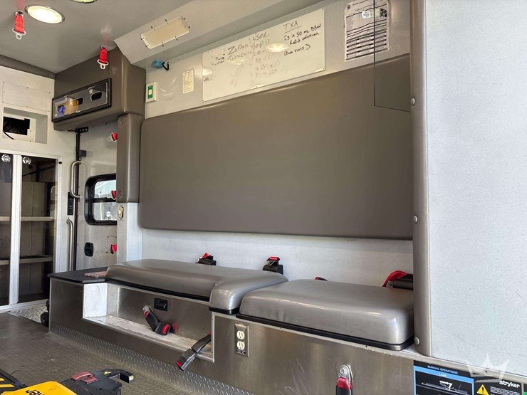 2016-freightliner-m2-106-image-29