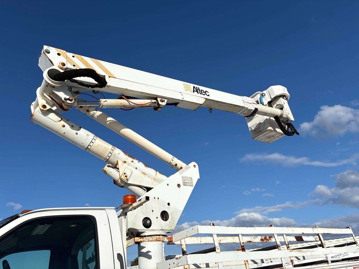 2088-chevrolet-c7500-altec-ta40-41ft.-bucket-truck-image-8