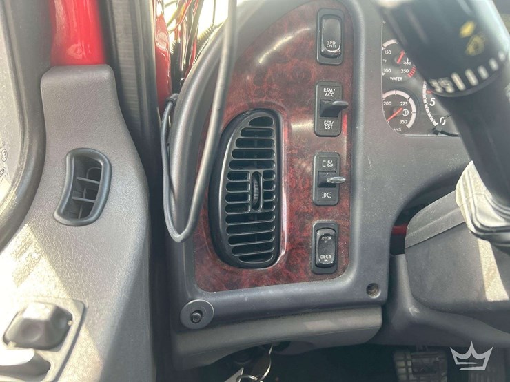 2016-freightliner-m2-106-image-15