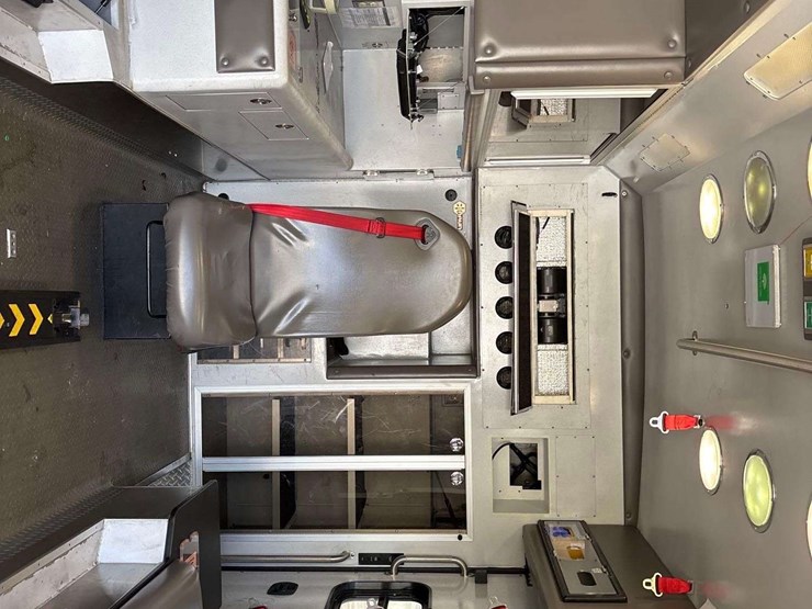 2016-freightliner-m2-106-image-33