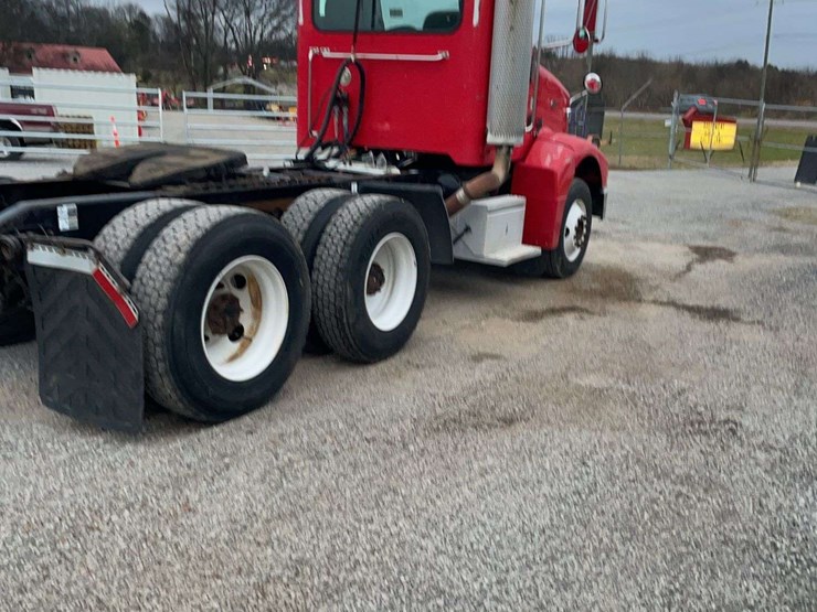 2005-peterbilt-385-image-8