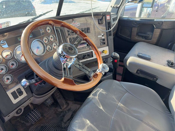 2012-freightliner-semi-image-5