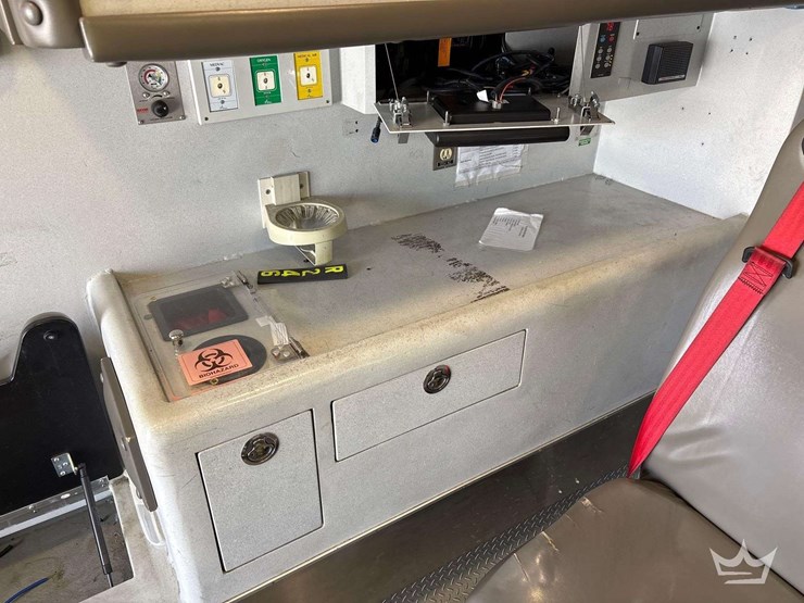 2016-freightliner-m2-106-image-35