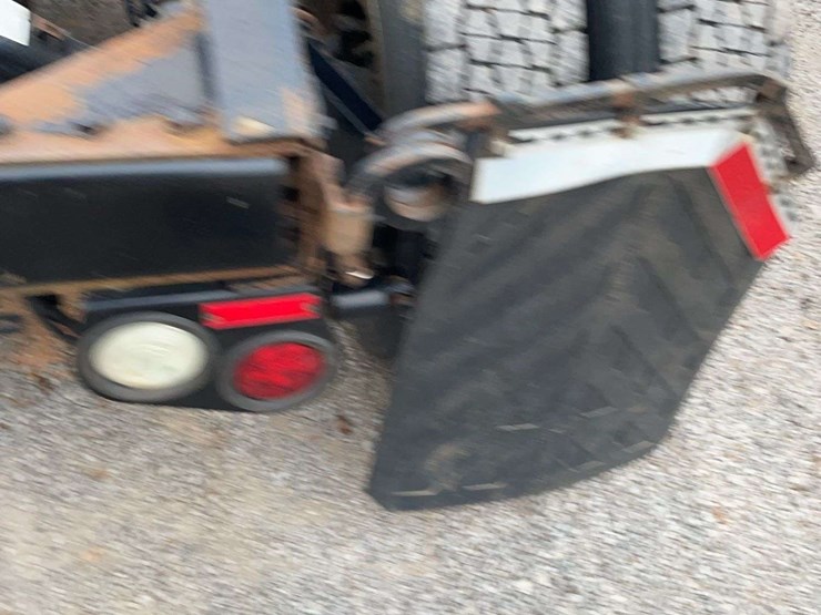 2005-peterbilt-385-image-19