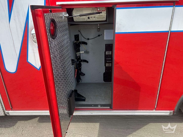 2016-freightliner-m2-106-image-30