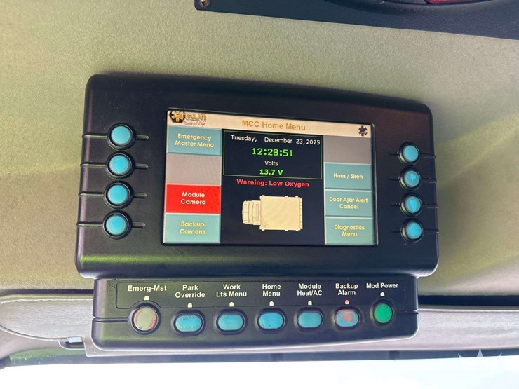 2016-freightliner-m2-106-image-24