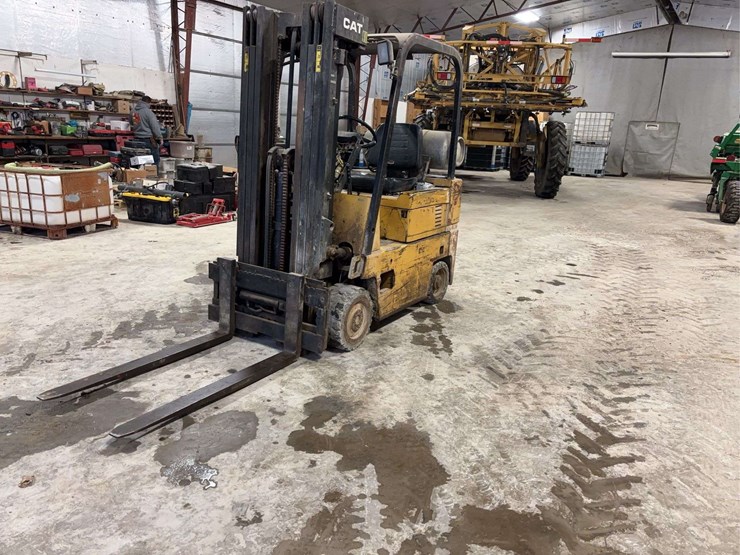 cat-6000-lb-fork-lift-image-2