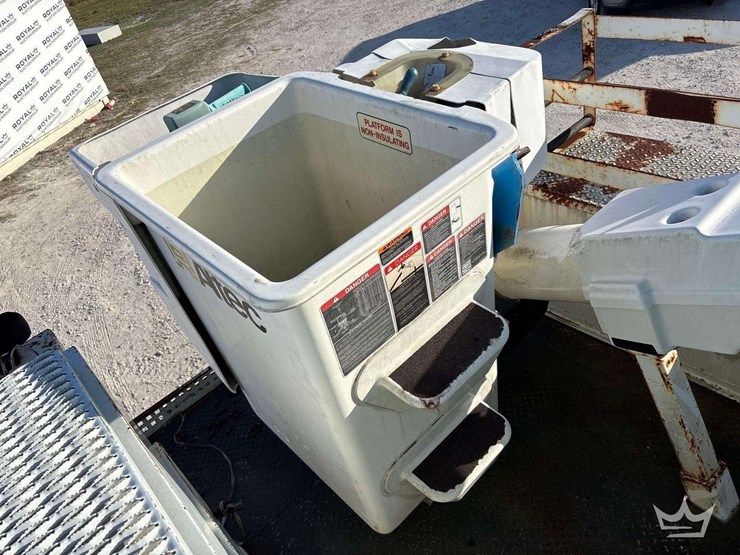 2088-chevrolet-c7500-altec-ta40-41ft.-bucket-truck-image-16